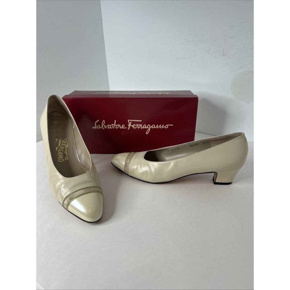 Salvatore Ferragamo Vintage Bone  Pearl cap toe pumps sz‎ 10.5 AA   ARPA